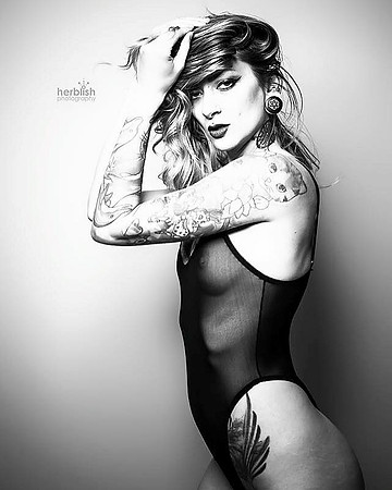 Schwarz-Weiß-Fotografie mit Tattoo und Bademode